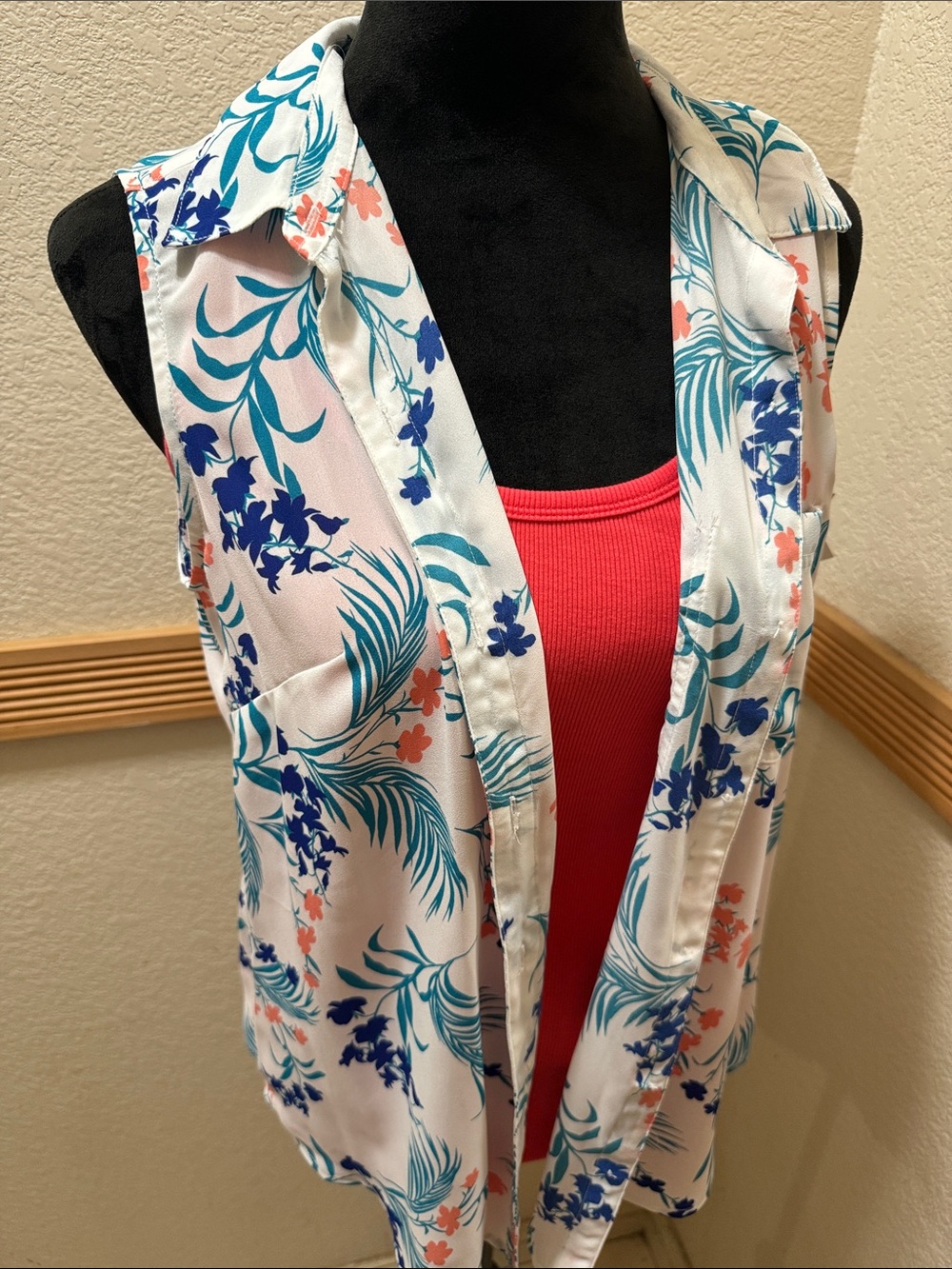 Liz Claiborne white floral sleeveless button down blouse & Gap Coral medium tank - Picture 2 of 13